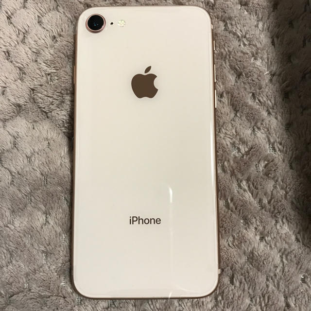 iPhone(アイフォーン)のSIMフリー iPhone 8 64GB ゴールド au 新品 未使用 スマホ/家電/カメラのスマートフォン/携帯電話(スマートフォン本体)の商品写真