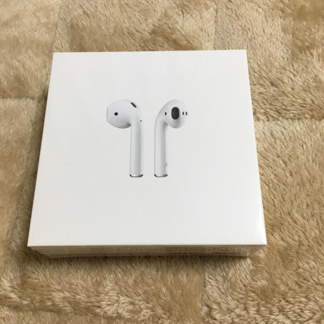 Apple(アップル)のairpods 新品未開封 エアーポッズ  スマホ/家電/カメラのオーディオ機器(ヘッドフォン/イヤフォン)の商品写真