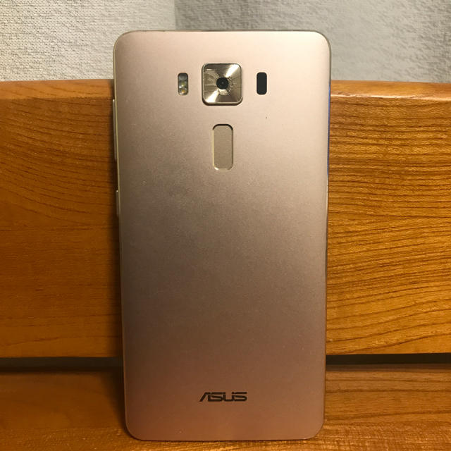 ASUS(エイスース)のASUS ZenFone3 Deluxe ゴールドZS550KL カメラ汚れあり スマホ/家電/カメラのスマートフォン/携帯電話(スマートフォン本体)の商品写真