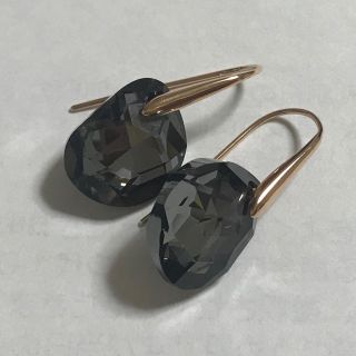 スワロフスキー(SWAROVSKI)のスワロフスキー スモーキーグレー ドロップピアス(ピアス)