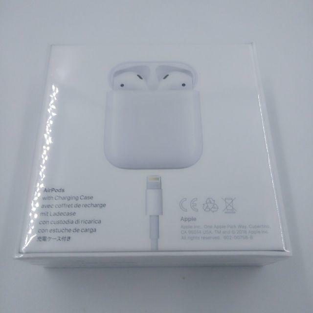 Apple(アップル)の新品 Apple AirPods with Charging Case  スマホ/家電/カメラのオーディオ機器(ヘッドフォン/イヤフォン)の商品写真