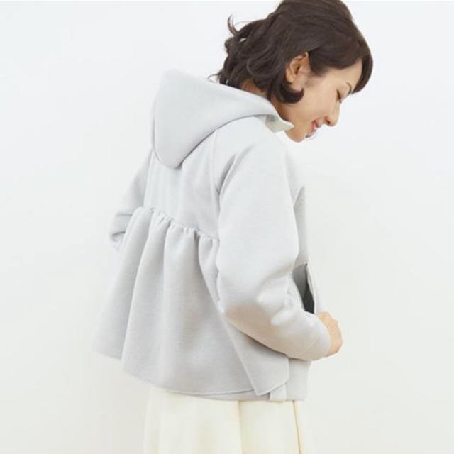 yori ヨリ グレー バックフリルパーカー
