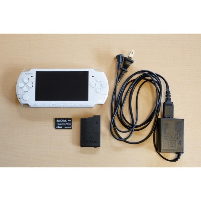 SONY(ソニー)のPSP3000 ホワイト本体+ソフト+4GBメモリースティック付き エンタメ/ホビーのゲームソフト/ゲーム機本体(携帯用ゲーム機本体)の商品写真