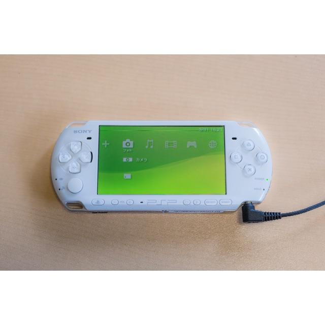 SONY(ソニー)のPSP3000 ホワイト本体+ソフト+4GBメモリースティック付き エンタメ/ホビーのゲームソフト/ゲーム機本体(携帯用ゲーム機本体)の商品写真