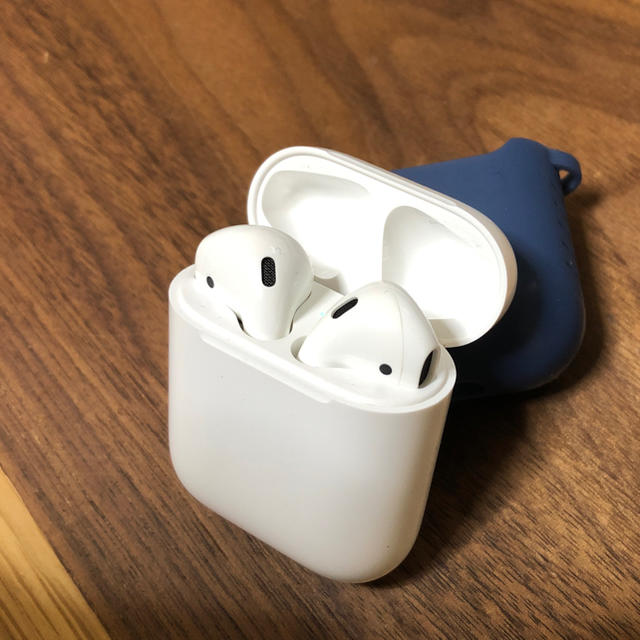 Apple(アップル)のapple airpods 中古 ケース付き スマホ/家電/カメラのオーディオ機器(ヘッドフォン/イヤフォン)の商品写真