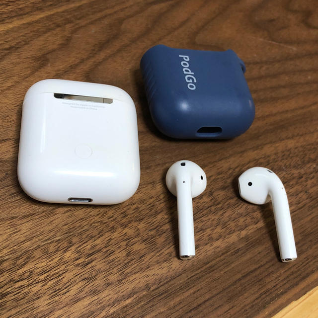 Apple(アップル)のapple airpods 中古 ケース付き スマホ/家電/カメラのオーディオ機器(ヘッドフォン/イヤフォン)の商品写真