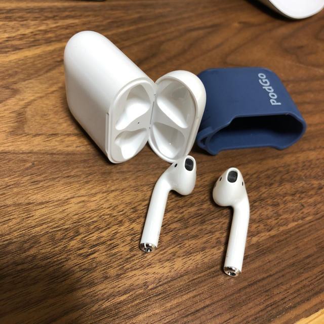 Apple(アップル)のapple airpods 中古 ケース付き スマホ/家電/カメラのオーディオ機器(ヘッドフォン/イヤフォン)の商品写真