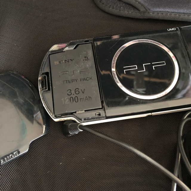 PlayStation Portable(プレイステーションポータブル)のPSP本体＋充電器＋ケース エンタメ/ホビーのゲームソフト/ゲーム機本体(家庭用ゲーム機本体)の商品写真