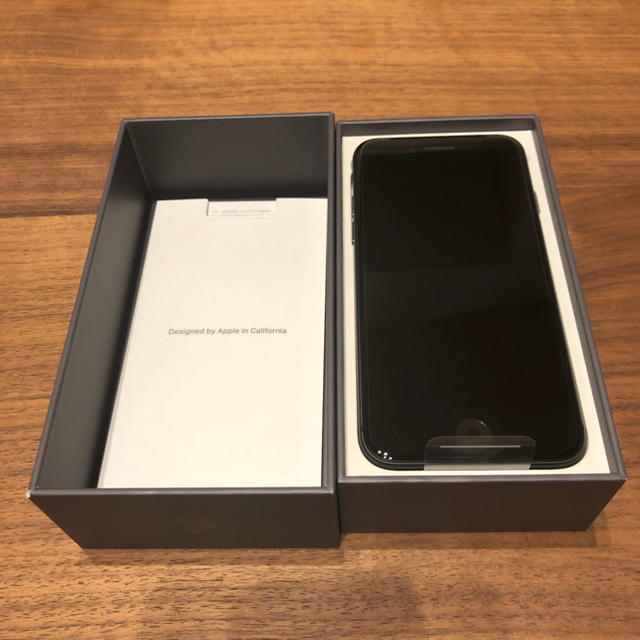 iPhone(アイフォーン)のiPhone8 64GB スペースグレイ SIMロック解除済 スマホ/家電/カメラのスマートフォン/携帯電話(スマートフォン本体)の商品写真