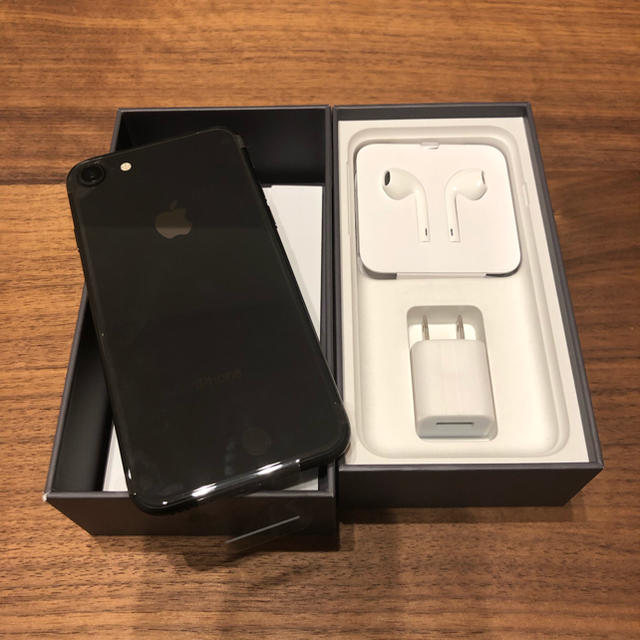 iPhone(アイフォーン)のiPhone8 64GB スペースグレイ SIMロック解除済 スマホ/家電/カメラのスマートフォン/携帯電話(スマートフォン本体)の商品写真