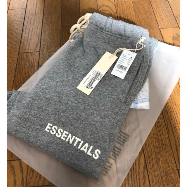 FEAR OF GOD(フィアオブゴッド)のFOG Essentials☆Graphic Sweatpants メンズのパンツ(ワークパンツ/カーゴパンツ)の商品写真