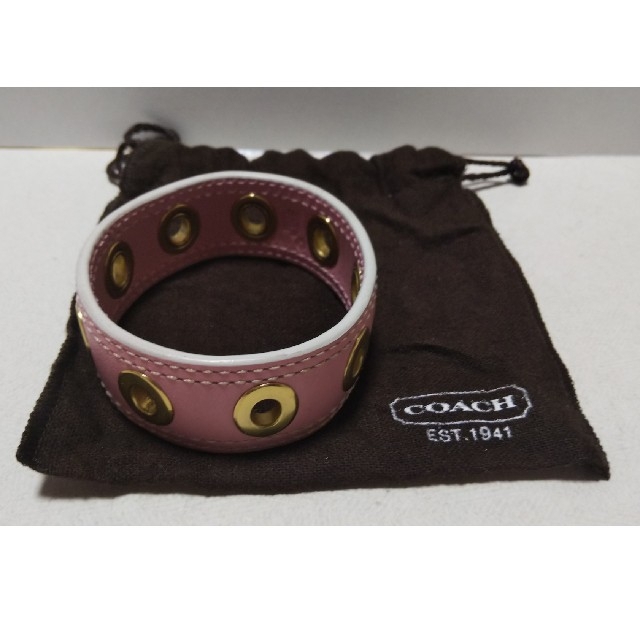 COACH(コーチ)のCOACH 革製のブレスレット  ピンク レザーバングル レディースのアクセサリー(ブレスレット/バングル)の商品写真