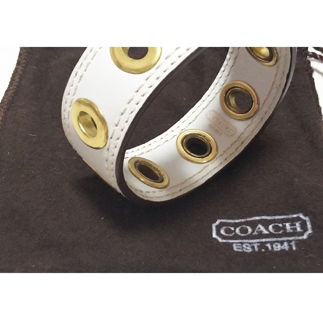 COACH(コーチ)のCOACH 革製ブレスレット 白 レザーバングル レディースのアクセサリー(ブレスレット/バングル)の商品写真