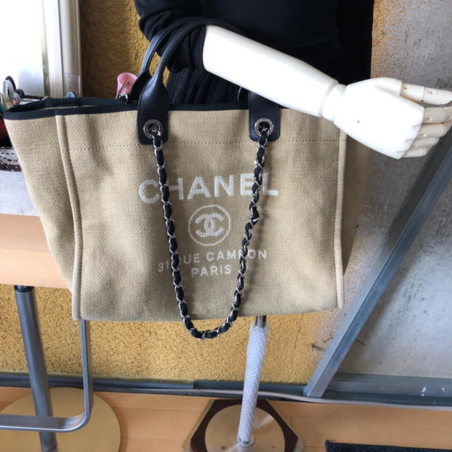 CHANEL(シャネル)のCHANEL ドーヴィル ベージュ バッグ Lサイズ レディースのバッグ(トートバッグ)の商品写真