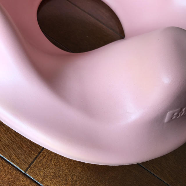 Bumbo(バンボ)のBUMBO バンボ 補助便座 ピンク キッズ/ベビー/マタニティのおむつ/トイレ用品(補助便座)の商品写真