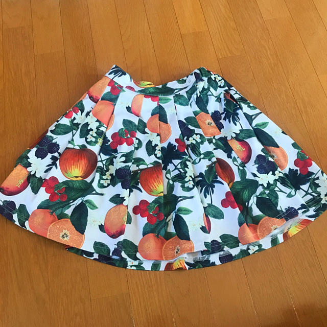 JOYRICH(ジョイリッチ)のJOYRICH フルーツ柄プリーツスカート レディースのスカート(ミニスカート)の商品写真