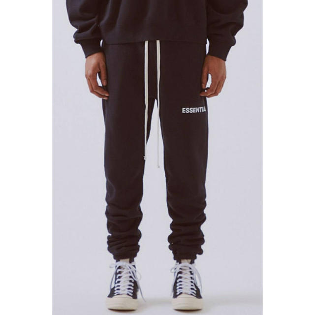 FEAR OF GOD(フィアオブゴッド)のMサイズ ESSENTIALS Sweatpants スウェットパンツ 黒 メンズのパンツ(その他)の商品写真