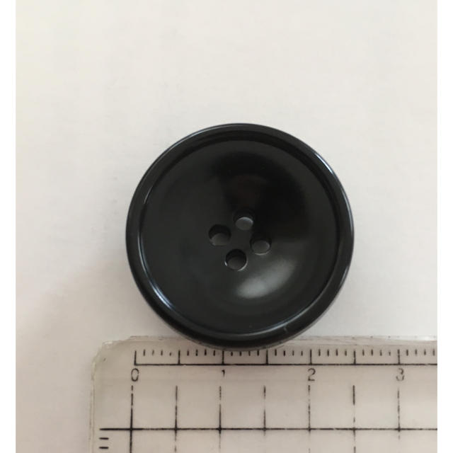 ブラックボタン 8個 ハンドメイドの素材/材料(各種パーツ)の商品写真