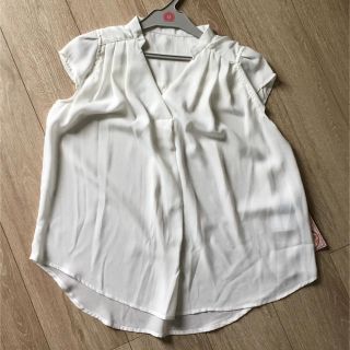 ニシマツヤ(西松屋)の新品未使用 シフォンブラウス 授乳服 M ホワイト(マタニティトップス)