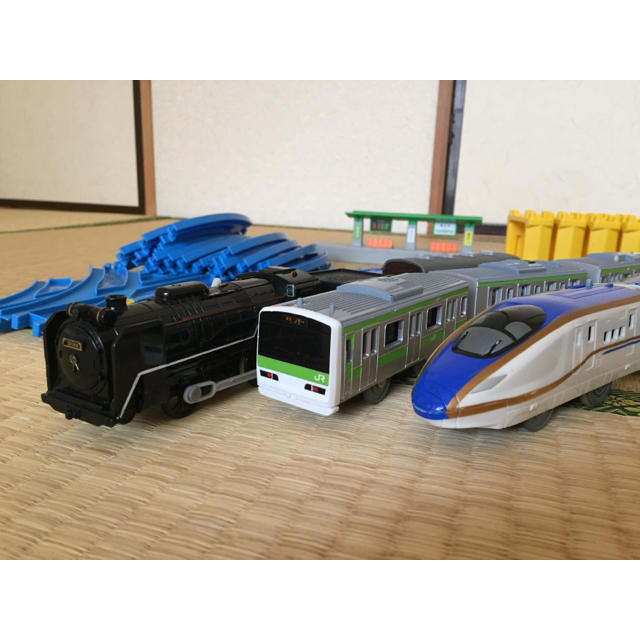 TOMMY(トミー)のKOKO様専用 プラレール  山手線、D511 、北陸新幹線かがやき エンタメ/ホビーのおもちゃ/ぬいぐるみ(鉄道模型)の商品写真