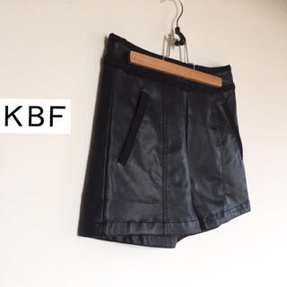 ケービーエフ(KBF)のフェイクレザーショートパンツ(ショートパンツ)