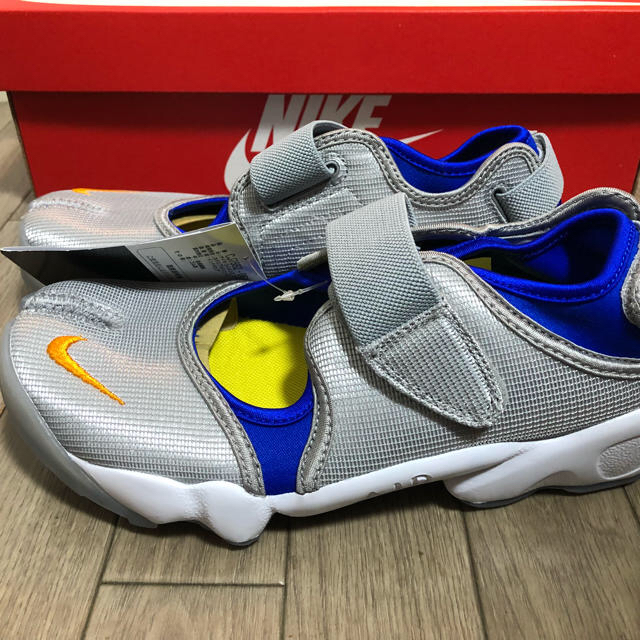 NIKE(ナイキ)のNIKE ナイキ メタルエアリフト シルバー 24cm 新品 AIR RIFT レディースの靴/シューズ(サンダル)の商品写真