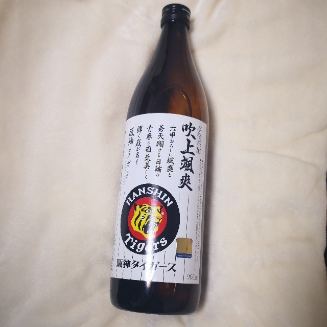 阪神タイガース(ハンシンタイガース)の阪神タイガース❲薩摩焼酎❳900ml　送料込み 食品/飲料/酒の酒(焼酎)の商品写真