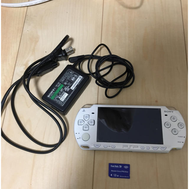 PlayStation Portable(プレイステーションポータブル)のPSP 2000本体(充電器、メモリースティック1.0GB付) エンタメ/ホビーのゲームソフト/ゲーム機本体(携帯用ゲーム機本体)の商品写真