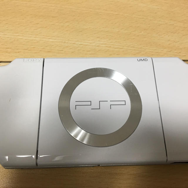 PlayStation Portable(プレイステーションポータブル)のPSP 2000本体(充電器、メモリースティック1.0GB付) エンタメ/ホビーのゲームソフト/ゲーム機本体(携帯用ゲーム機本体)の商品写真