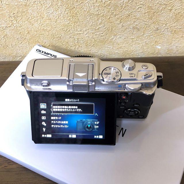 OLYMPUS(オリンパス)のOLYMPUS PEN E-P5 シルバー　電子ビューファインダー　レンズ付き スマホ/家電/カメラのカメラ(ミラーレス一眼)の商品写真