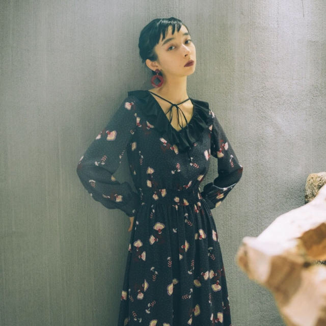 l'atelier du savon(アトリエドゥサボン)のMARTE Dot Flower Frill Neck Dress レディースのワンピース(ロングワンピース/マキシワンピース)の商品写真