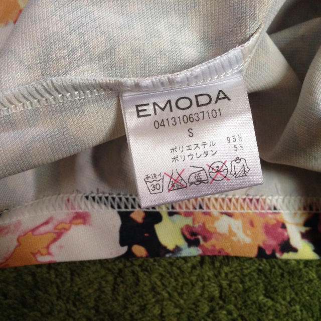 EMODA(エモダ)のEMODA美品花柄カットソー レディースのトップス(カットソー(半袖/袖なし))の商品写真