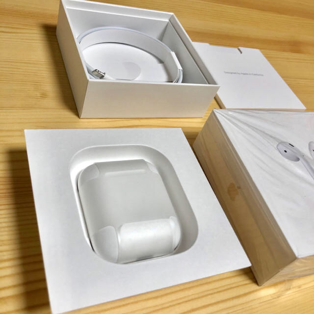 Apple(アップル)のLuckflatさん専用 AirPods Apple純正 第一世代 スマホ/家電/カメラのオーディオ機器(ヘッドフォン/イヤフォン)の商品写真