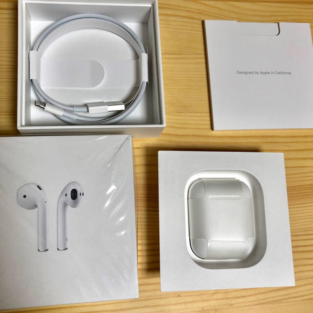 Apple(アップル)のLuckflatさん専用 AirPods Apple純正 第一世代 スマホ/家電/カメラのオーディオ機器(ヘッドフォン/イヤフォン)の商品写真