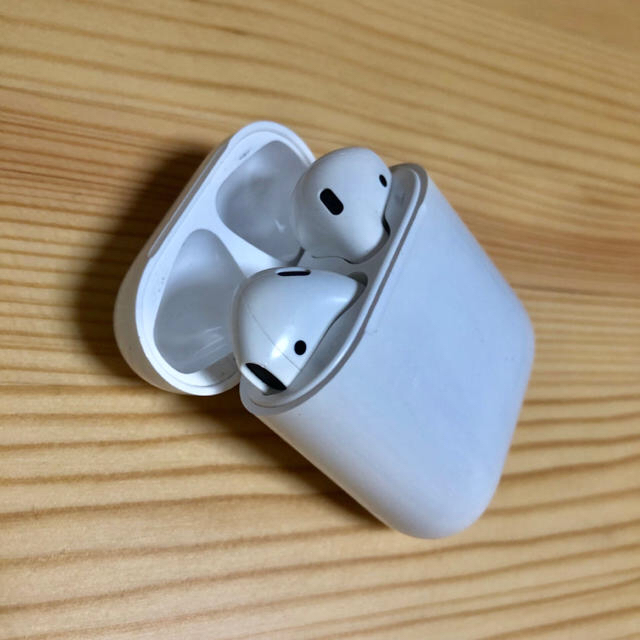 Apple(アップル)のLuckflatさん専用 AirPods Apple純正 第一世代 スマホ/家電/カメラのオーディオ機器(ヘッドフォン/イヤフォン)の商品写真