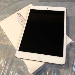 アイパッド(iPad)のiPad mini 2 WiFiモデル 16GB シルバー ケース付(タブレット)