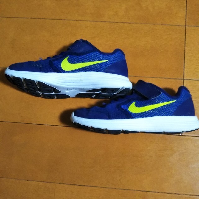 NIKE(ナイキ)のナイキスニーカー キッズ/ベビー/マタニティのキッズ靴/シューズ(15cm~)(スニーカー)の商品写真