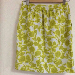 ユナイテッドアローズグリーンレーベルリラクシング(UNITED ARROWS green label relaxing)のグリーン花柄スカート(ひざ丈スカート)