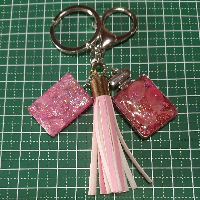 ウサギと桜の香水型とオルゴナイトのキーホルダー ハンドメイドのアクセサリー(キーホルダー/ストラップ)の商品写真