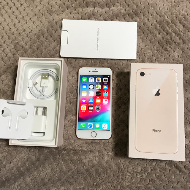 iPhone(アイフォーン)のSIMフリー iPhone 8 ゴールド 64GB au 新品 未使用 スマホ/家電/カメラのスマートフォン/携帯電話(スマートフォン本体)の商品写真