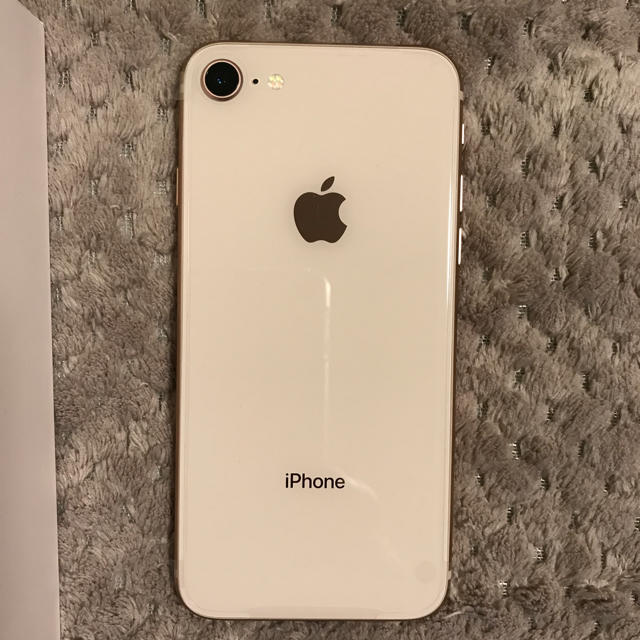 iPhone(アイフォーン)のSIMフリー iPhone 8 ゴールド 64GB au 新品 未使用 スマホ/家電/カメラのスマートフォン/携帯電話(スマートフォン本体)の商品写真