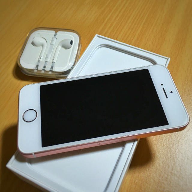 iPhone(アイフォーン)の早い者勝ち！美品！iPhoneSEローズゴールド！64GB。 スマホ/家電/カメラのスマートフォン/携帯電話(スマートフォン本体)の商品写真