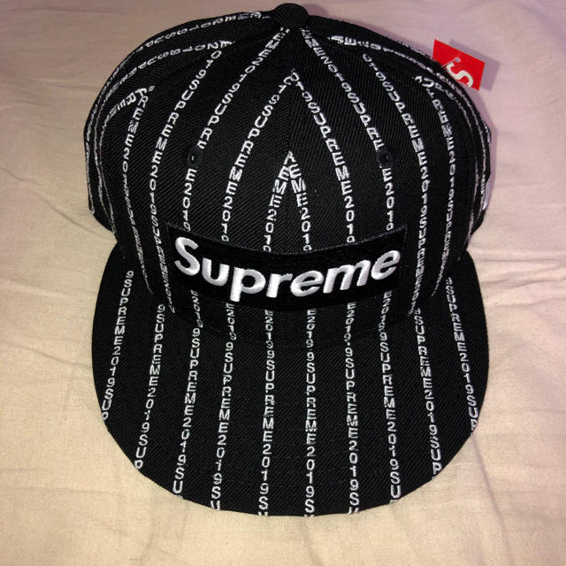 7 1/2 supreme Text Stripe New Era® | gualterhelicopteros.com.br