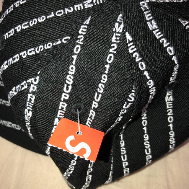 7 1/2 supreme Text Stripe New Era® | gualterhelicopteros.com.br
