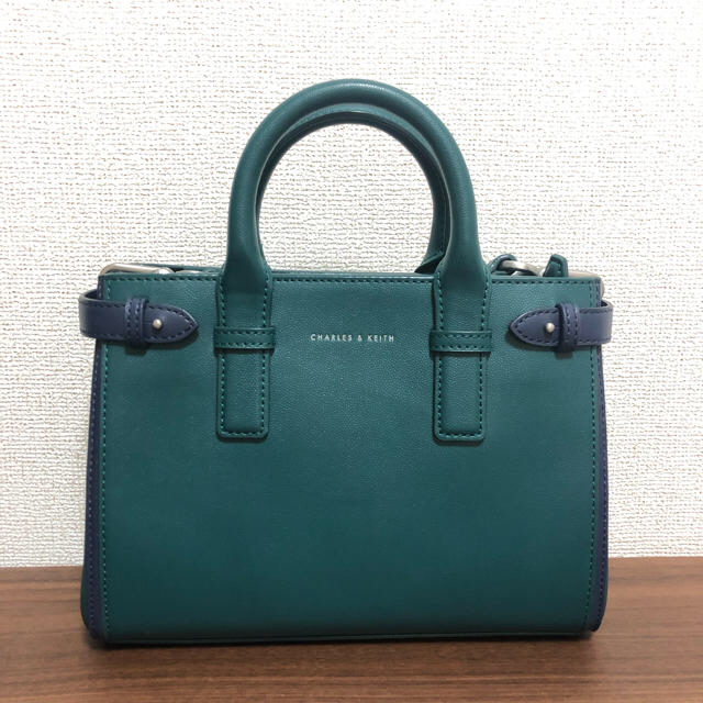 Charles and Keith(チャールズアンドキース)の【お値下げ】CHARLES&KEITH ハンドバッグ 〈ほぼ未使用〉 レディースのバッグ(ハンドバッグ)の商品写真