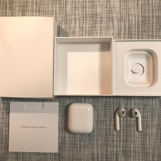 Apple(アップル)のAirPods1(正規品、 箱あり、使用期間一ヶ月、消毒殺菌済) スマホ/家電/カメラのオーディオ機器(ヘッドフォン/イヤフォン)の商品写真