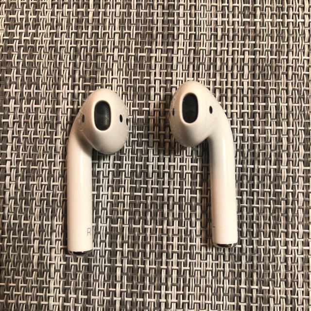 Apple(アップル)のAirPods1(正規品、 箱あり、使用期間一ヶ月、消毒殺菌済) スマホ/家電/カメラのオーディオ機器(ヘッドフォン/イヤフォン)の商品写真