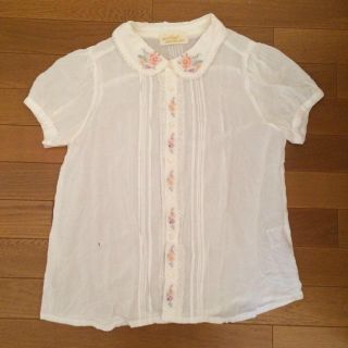 ダブルクローゼット(w closet)のお花刺繍とレースのホワイトブラウス(シャツ/ブラウス(半袖/袖なし))