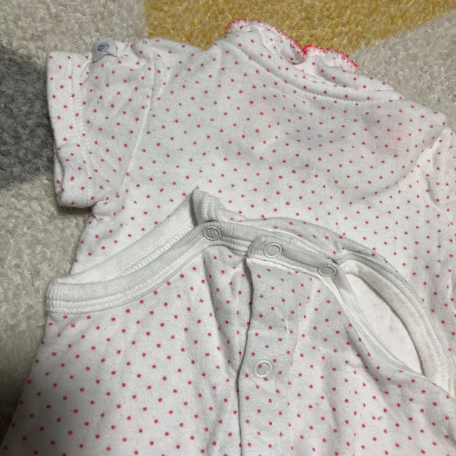 PETIT BATEAU(プチバトー)のプチバトー 首元フリルロンパース キッズ/ベビー/マタニティのベビー服(~85cm)(ロンパース)の商品写真