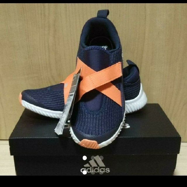 adidas(アディダス)の新品 adidas アディダス スニーカー 21㎝ キッズ/ベビー/マタニティのキッズ靴/シューズ(15cm~)(スニーカー)の商品写真